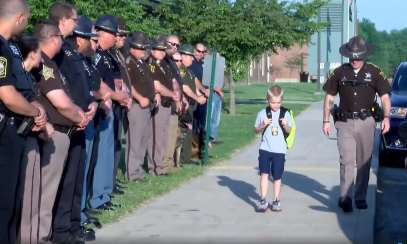 70 policjantów odprowadza chłopca do szkoły