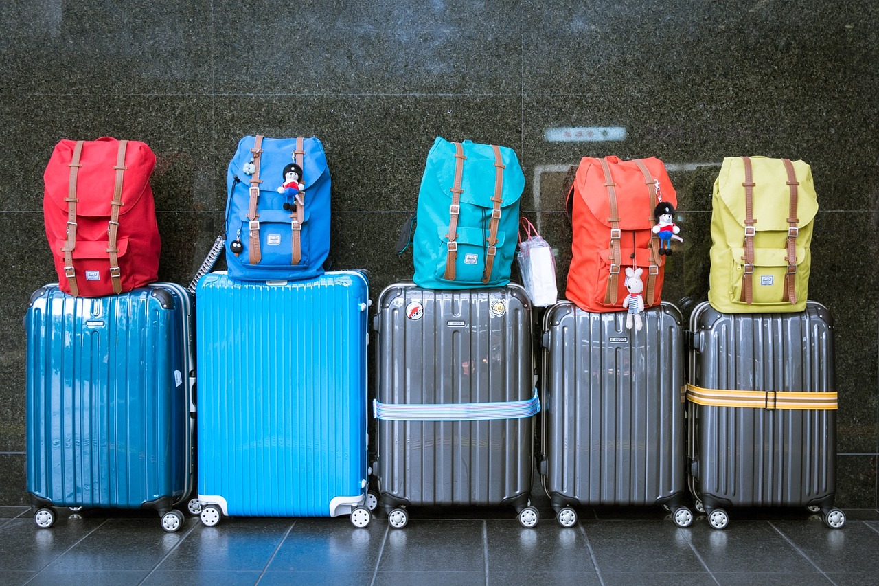 latające bagaże, walizce,