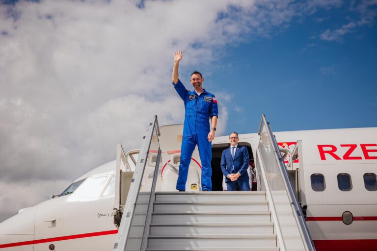 Sławosz Uznański‑Wiśniewski wrócił do Polski. Astronauta podziękował za wsparcie i mówi o przyszłości