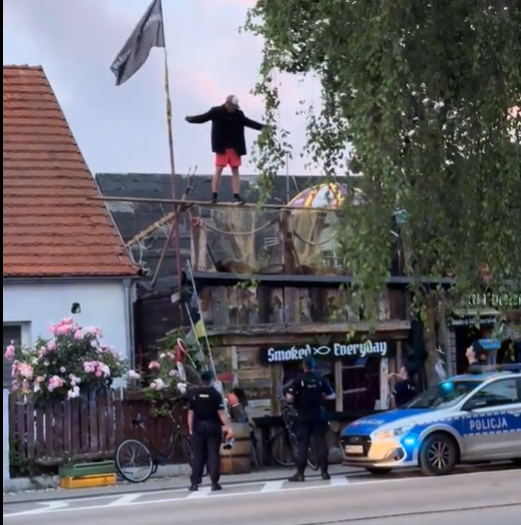 Nietypowe zachowanie w Helu: mężczyzna na barierce krzyczał „Jo sem netoperek”