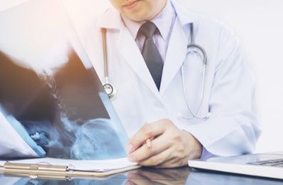 Agresja na SOR w Oławie – mężczyzna zaatakował lekarza, potem został zatrzymany na lotnisku