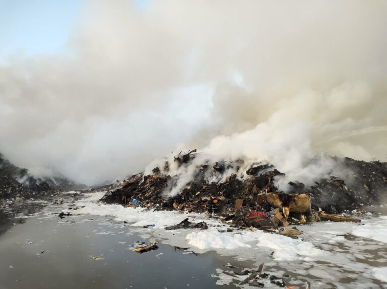 Prokuratura bada przyczyny pożaru sortowni odpadów w Bełżycach