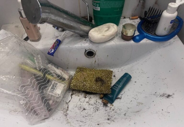 Skrajne zaniedbanie dzieci w Oświęcimiu – rodzice oskarżeni o znęcanie