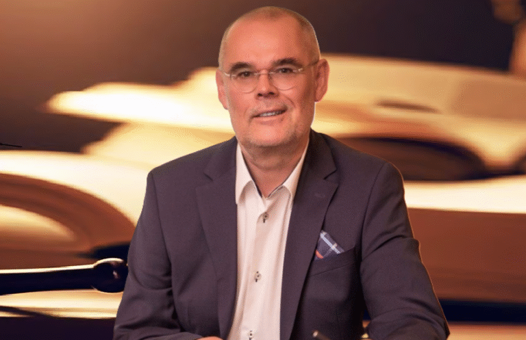 Łopatowski Prawnikiem Miesiąca. Pojeździ furą od Auto Bruno